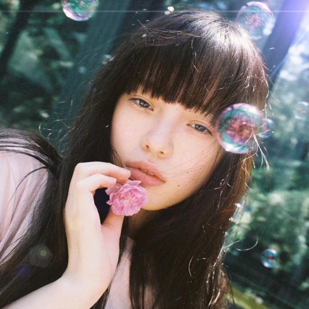 小鬼白头发