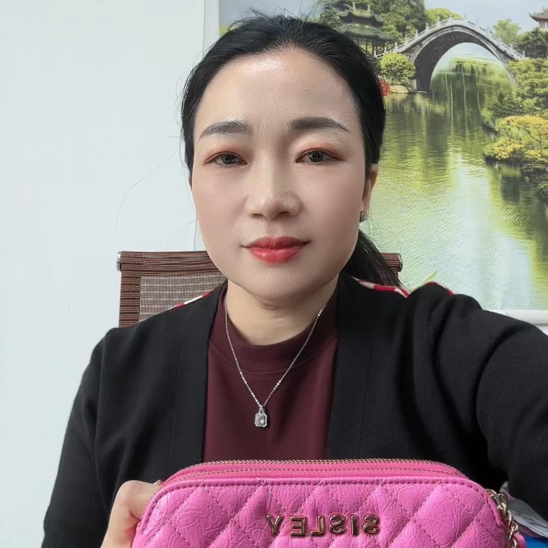 芳芳皮具老板娘