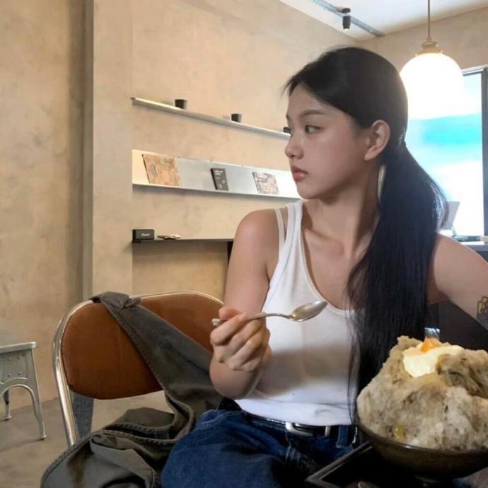 鱼窥荷