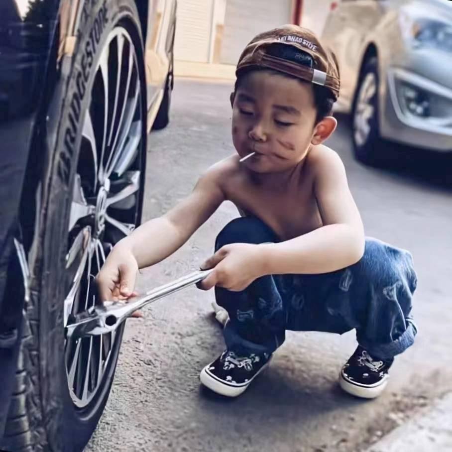 小伙一身黑，到哪都ok