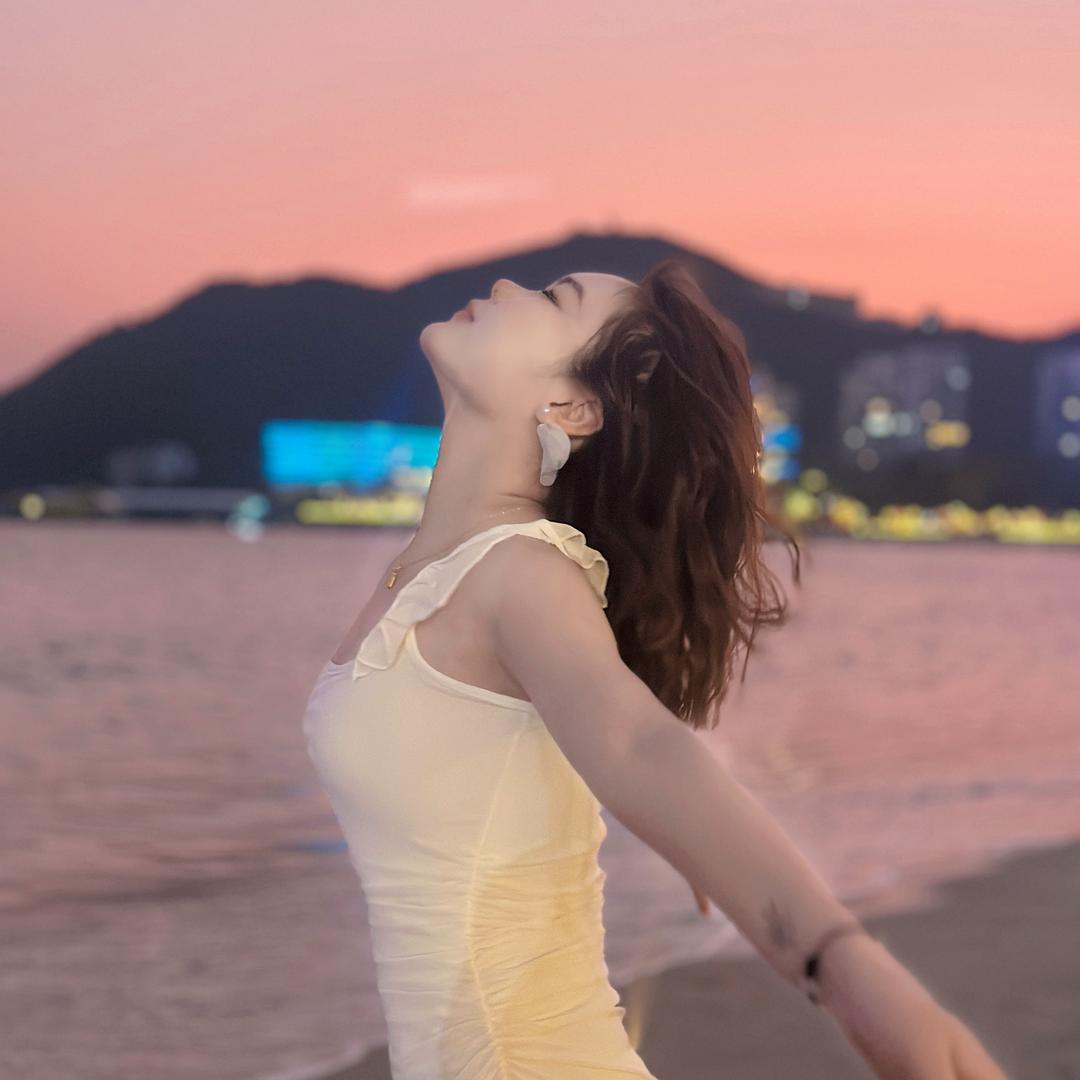 左左.
