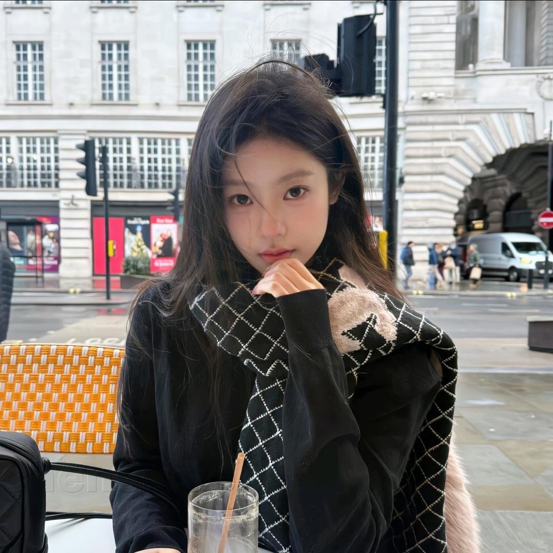 东京忧郁少女在喂鸡