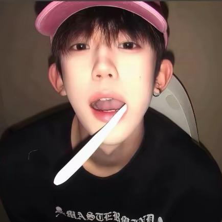 每天都要快乐的卷毛🏩