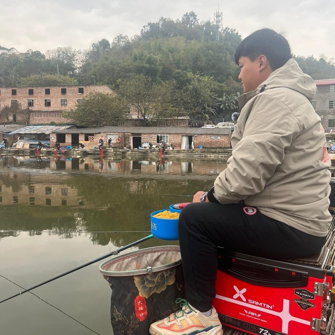李想钓鱼