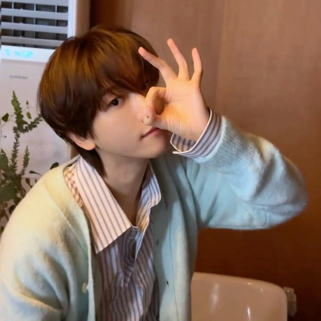 躲在边伯贤的屁股缝里