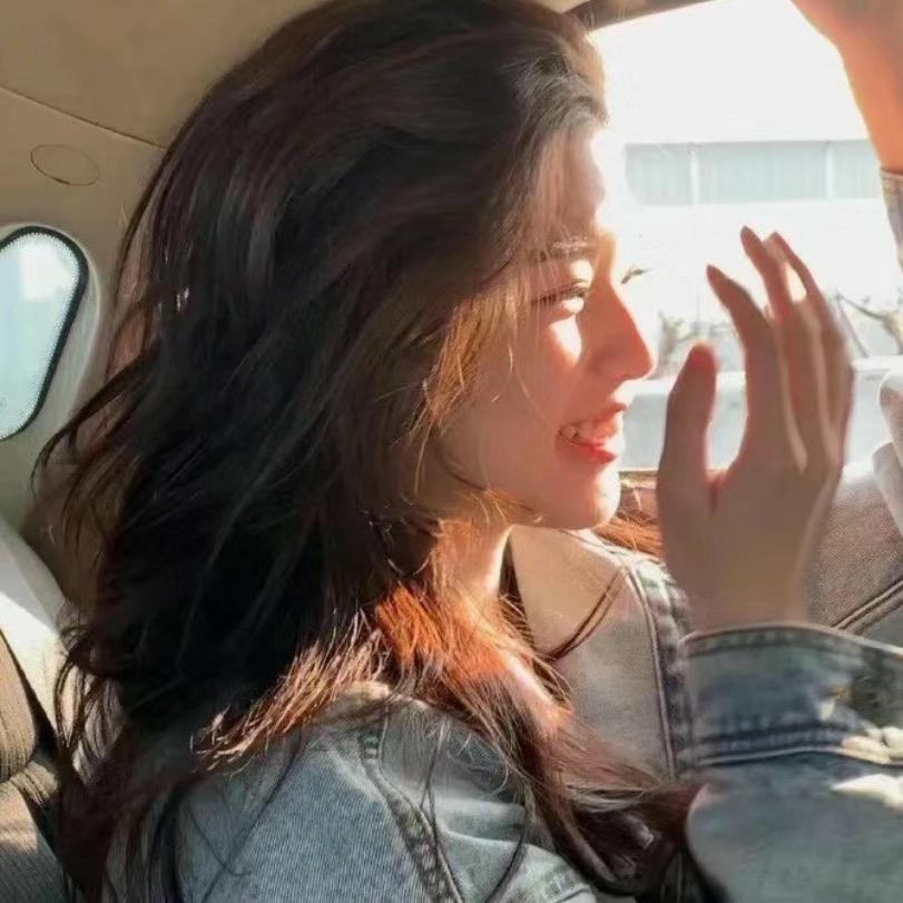 摆地摊的女孩