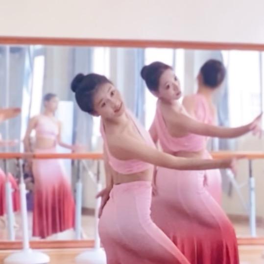 小小梨.