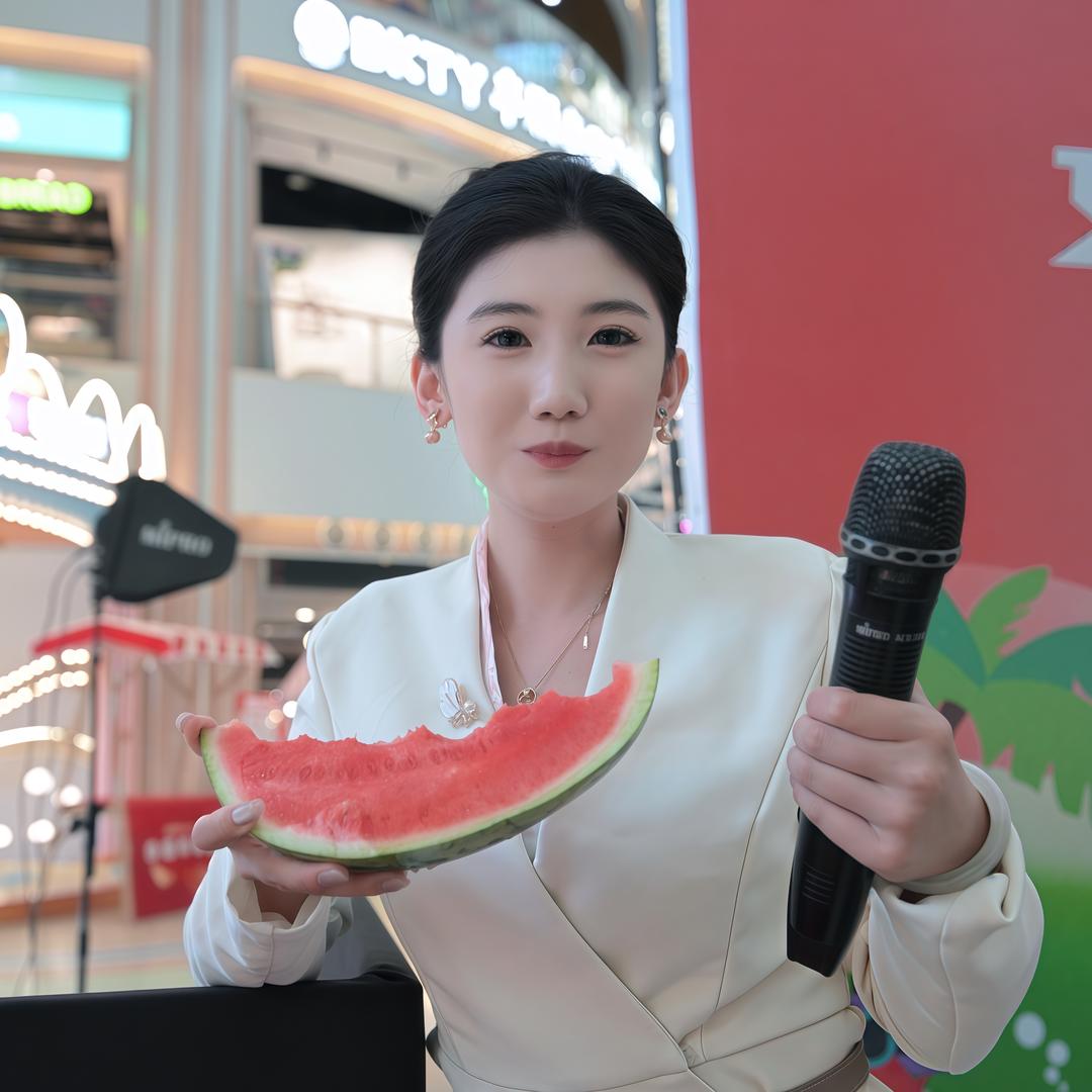 主持人鑫悦
