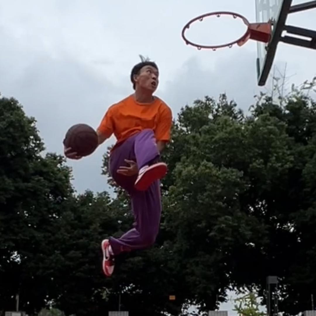 练扣篮的邓老师
