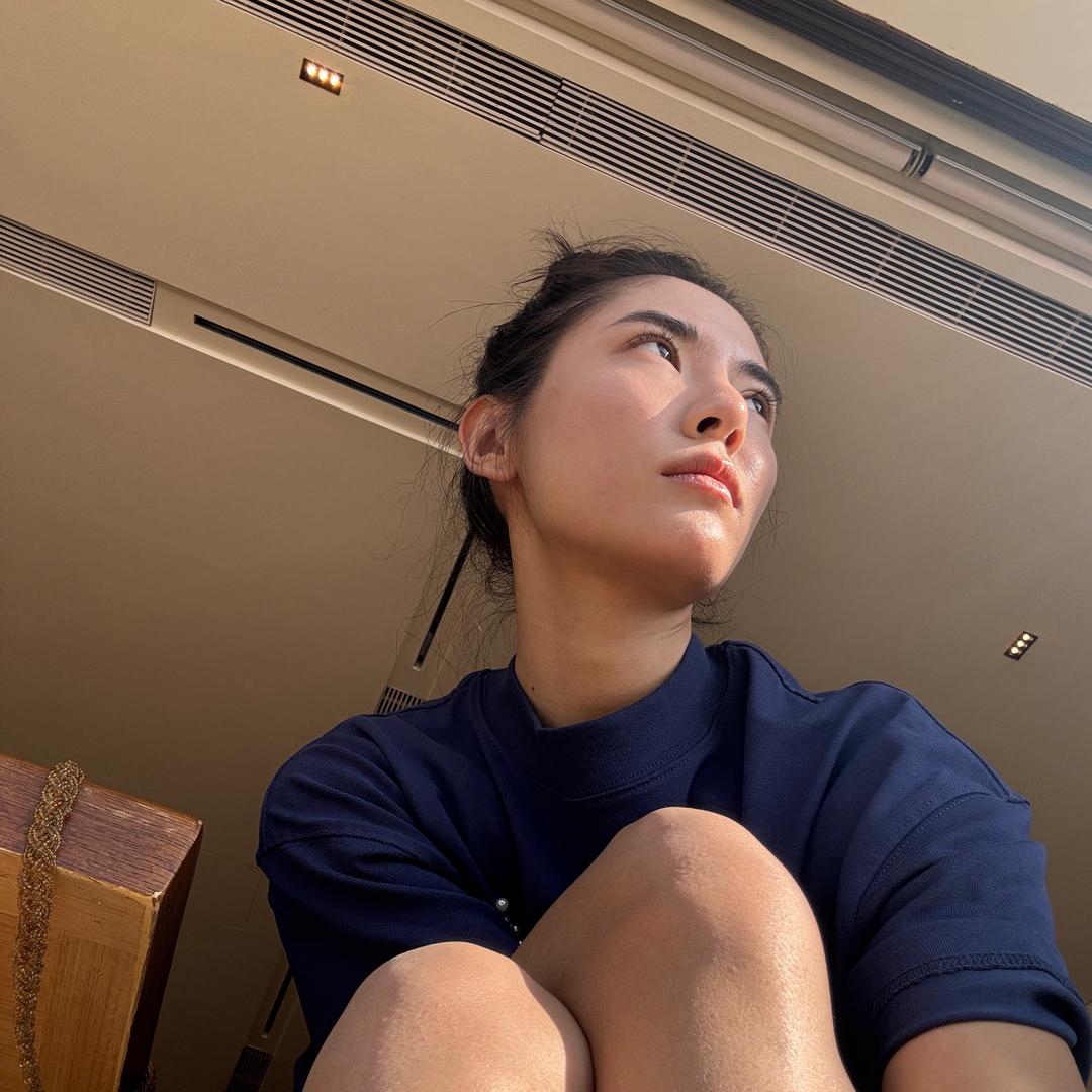 小何静子