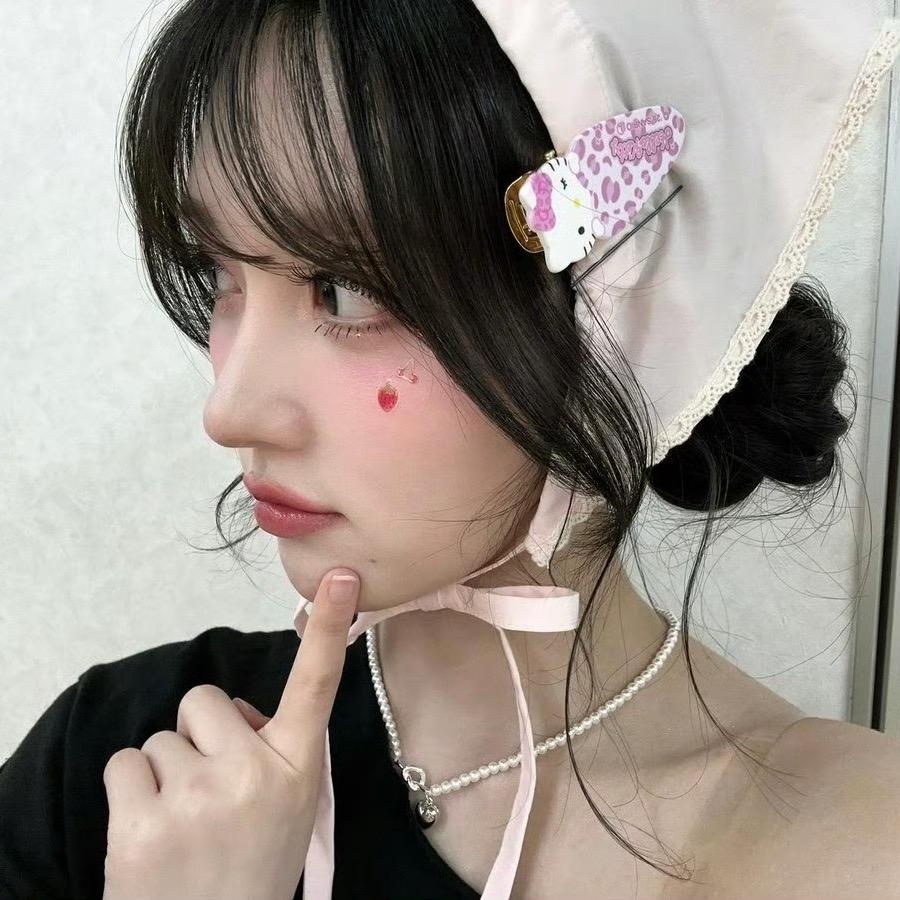 路邊吃草羊咩咩