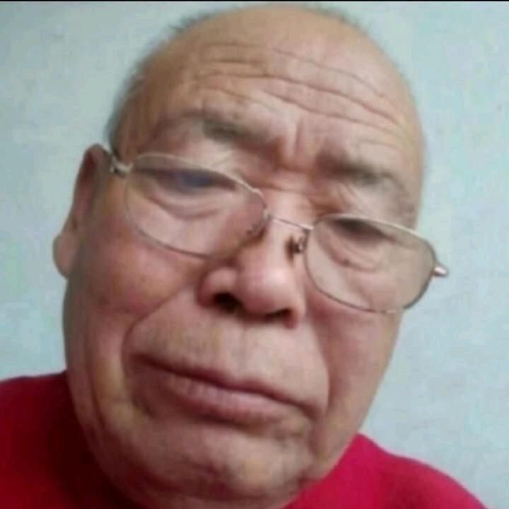 唐大爷（在练腰）
