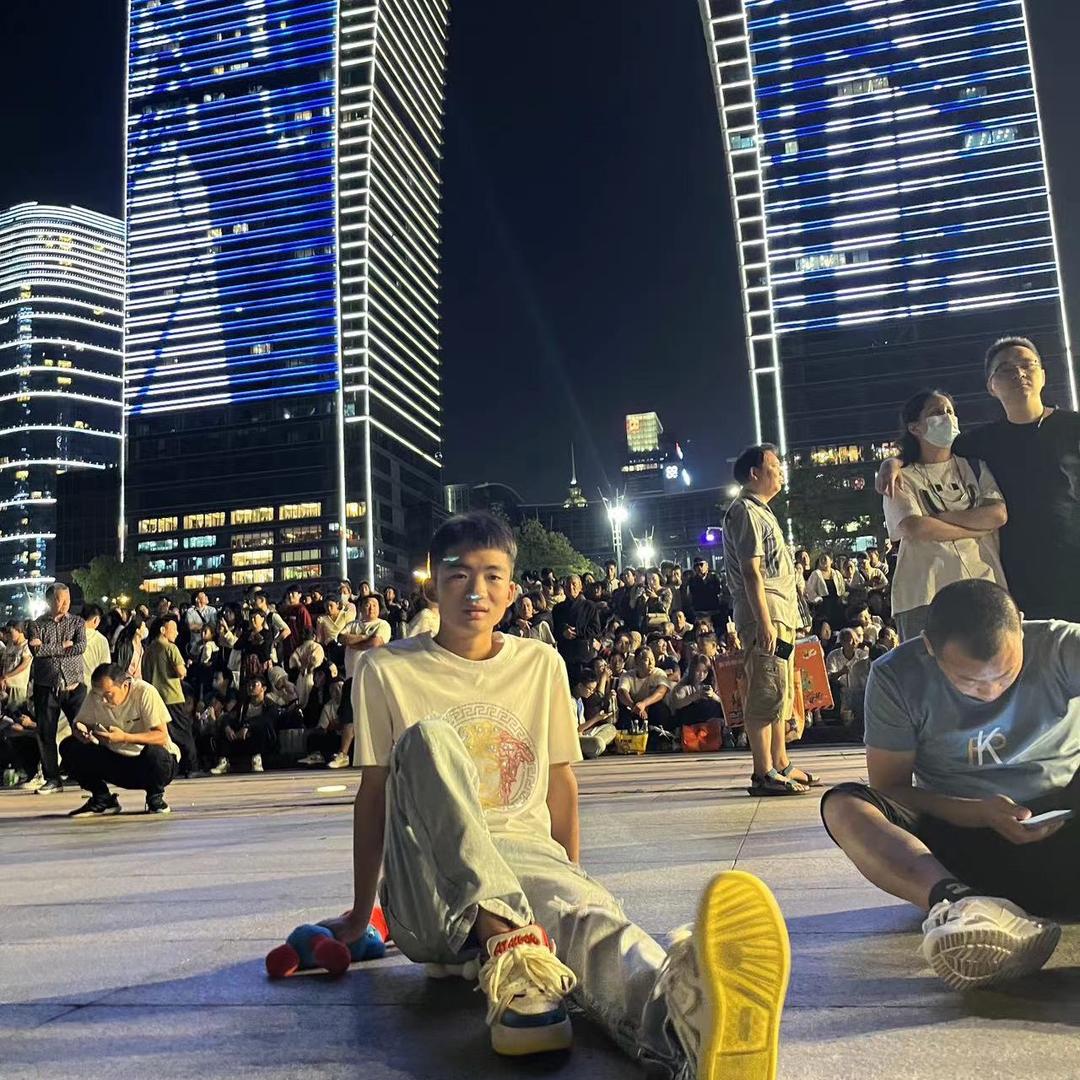 小玉摆地摊
