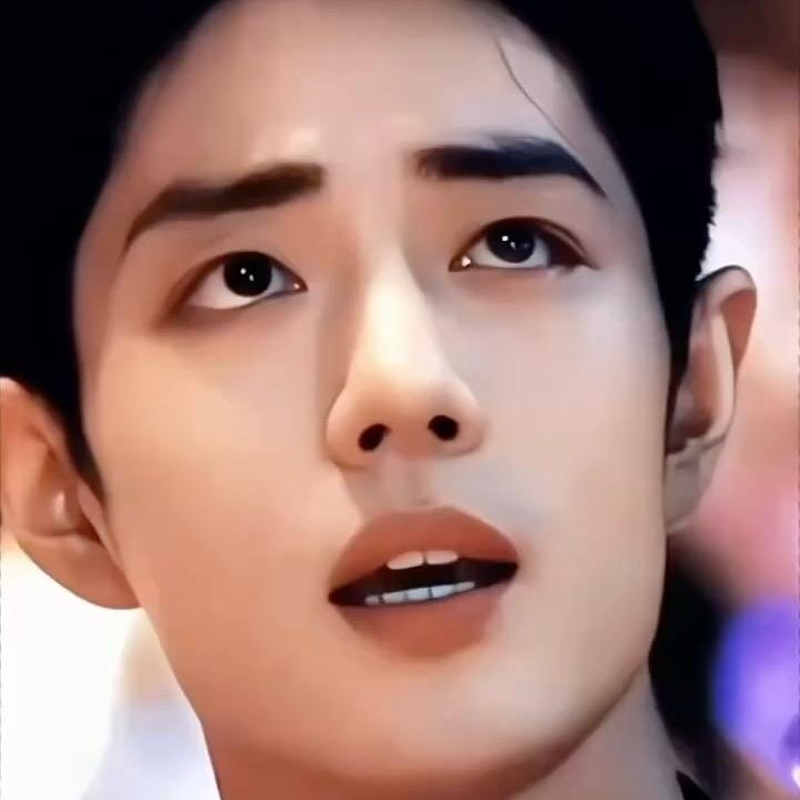 脑袋别在裤腰上