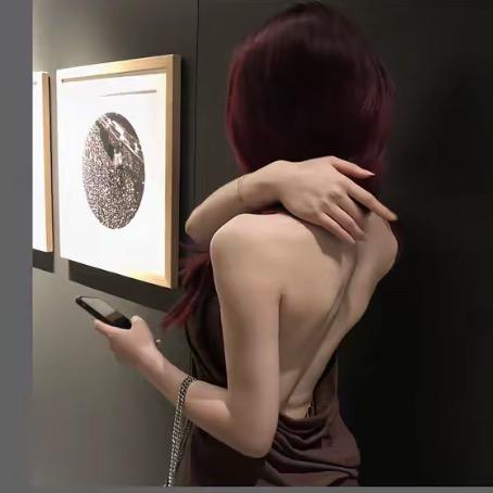 美女也会ᵉᵐᵒ