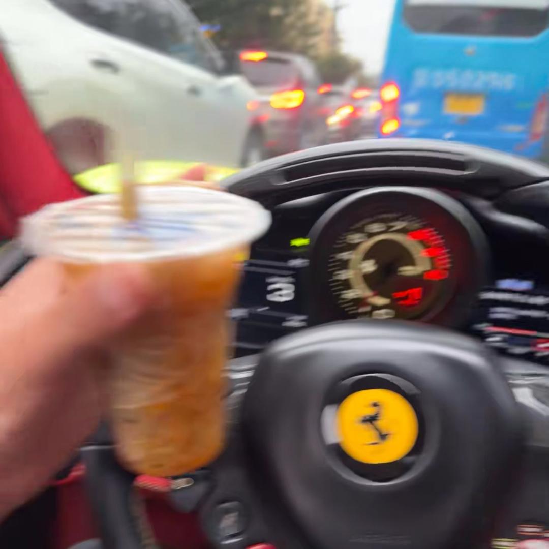 开着法拉利喝油茶