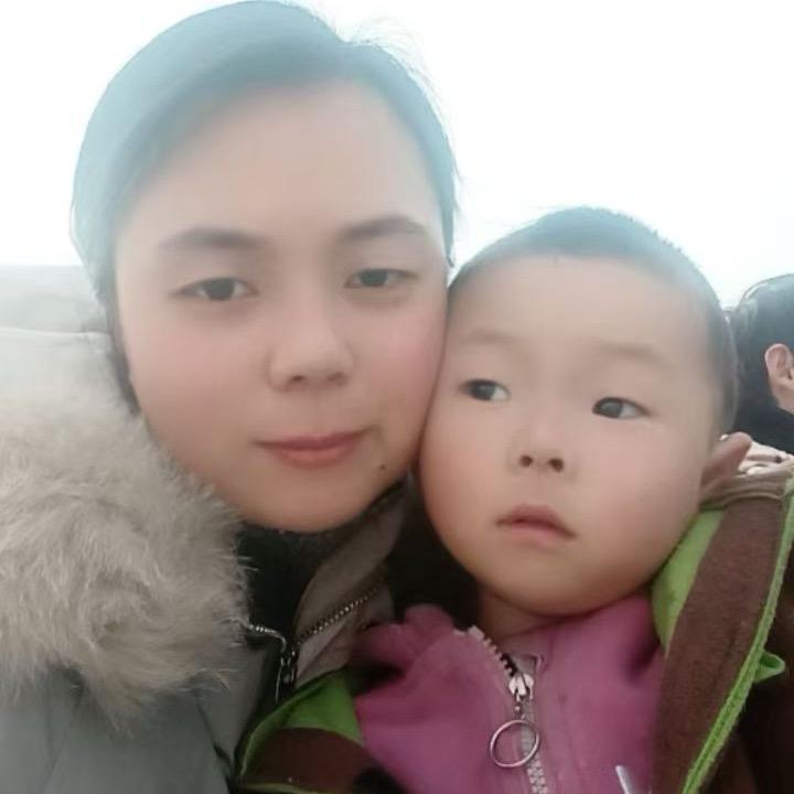 村里有个姑娘叫小芳