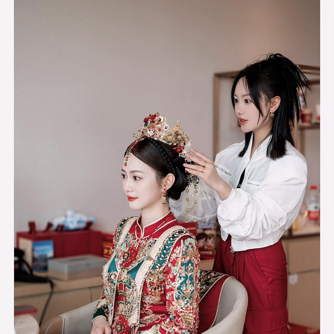 安庆姗姗轻奢婚纱礼服馆/跟妆