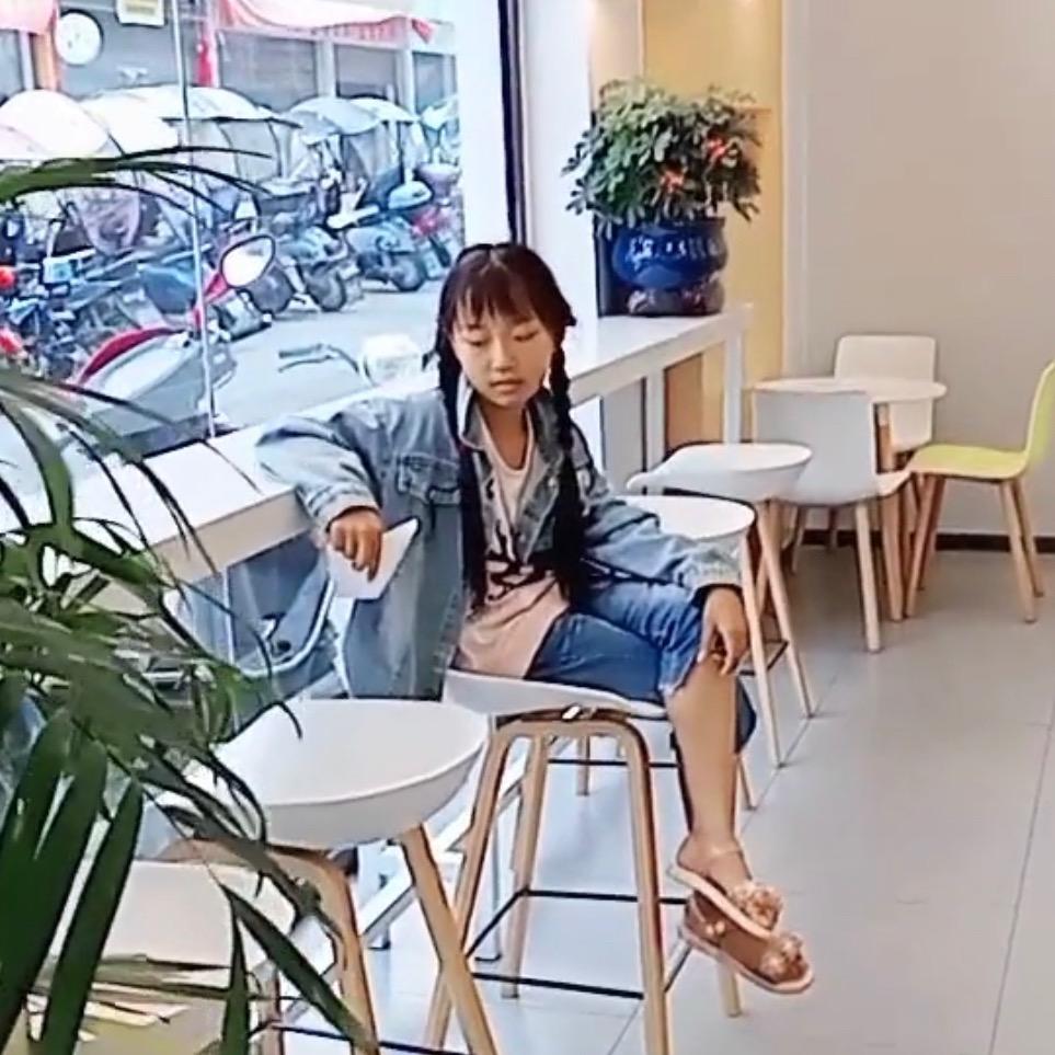 依依