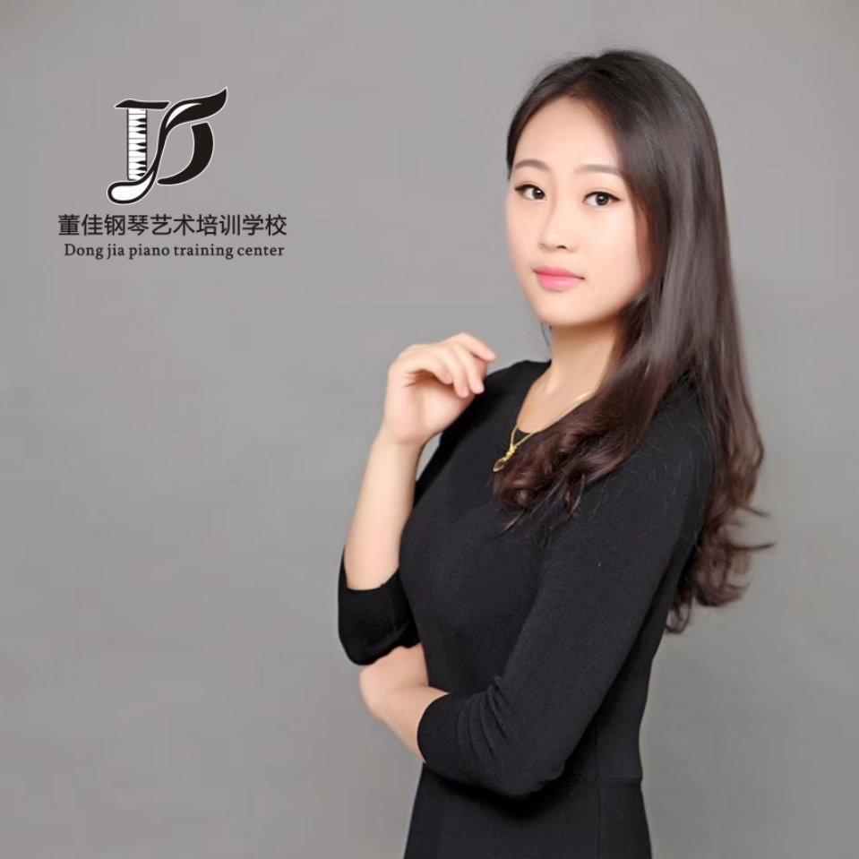 董佳钢琴