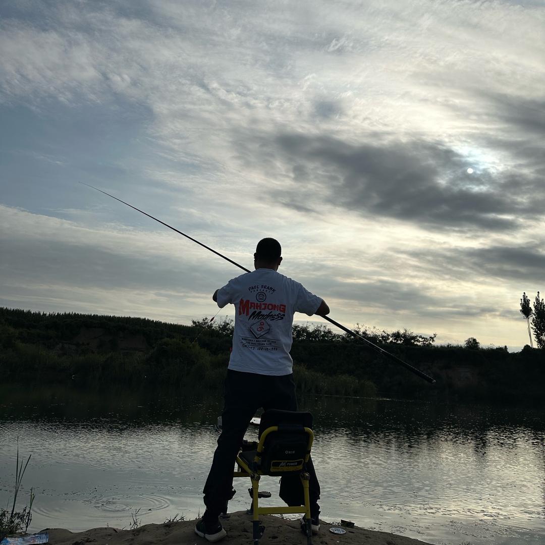 野钓鲫鱼的老李