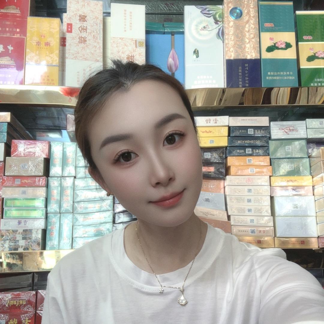 90后开烟酒店老板娘