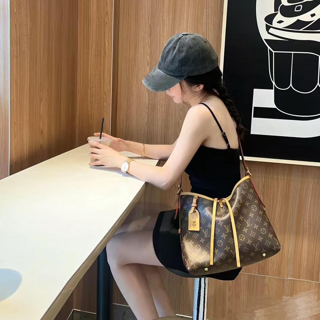 银基卖包的小白胖