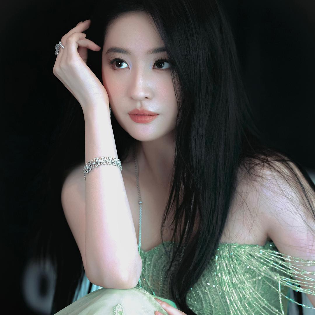 偷喝一口奶茶