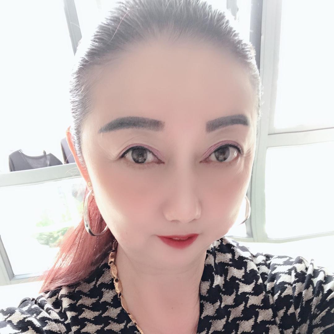 会笑的眼睛真美。