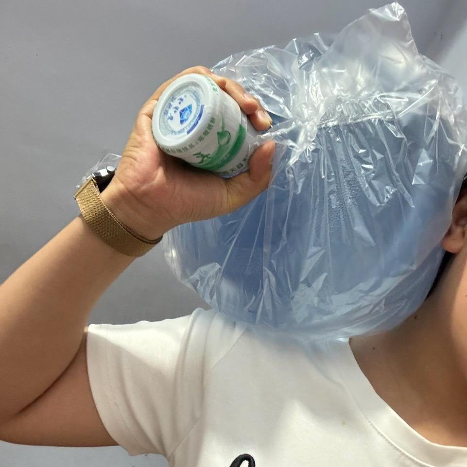 抗着水桶爬五楼的悍妇！