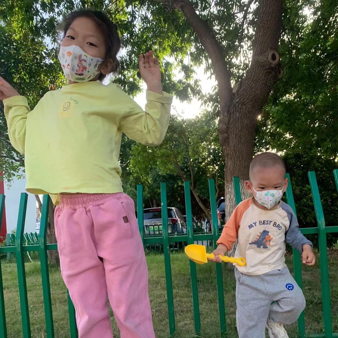 悦悦姐姐和弟弟乔治