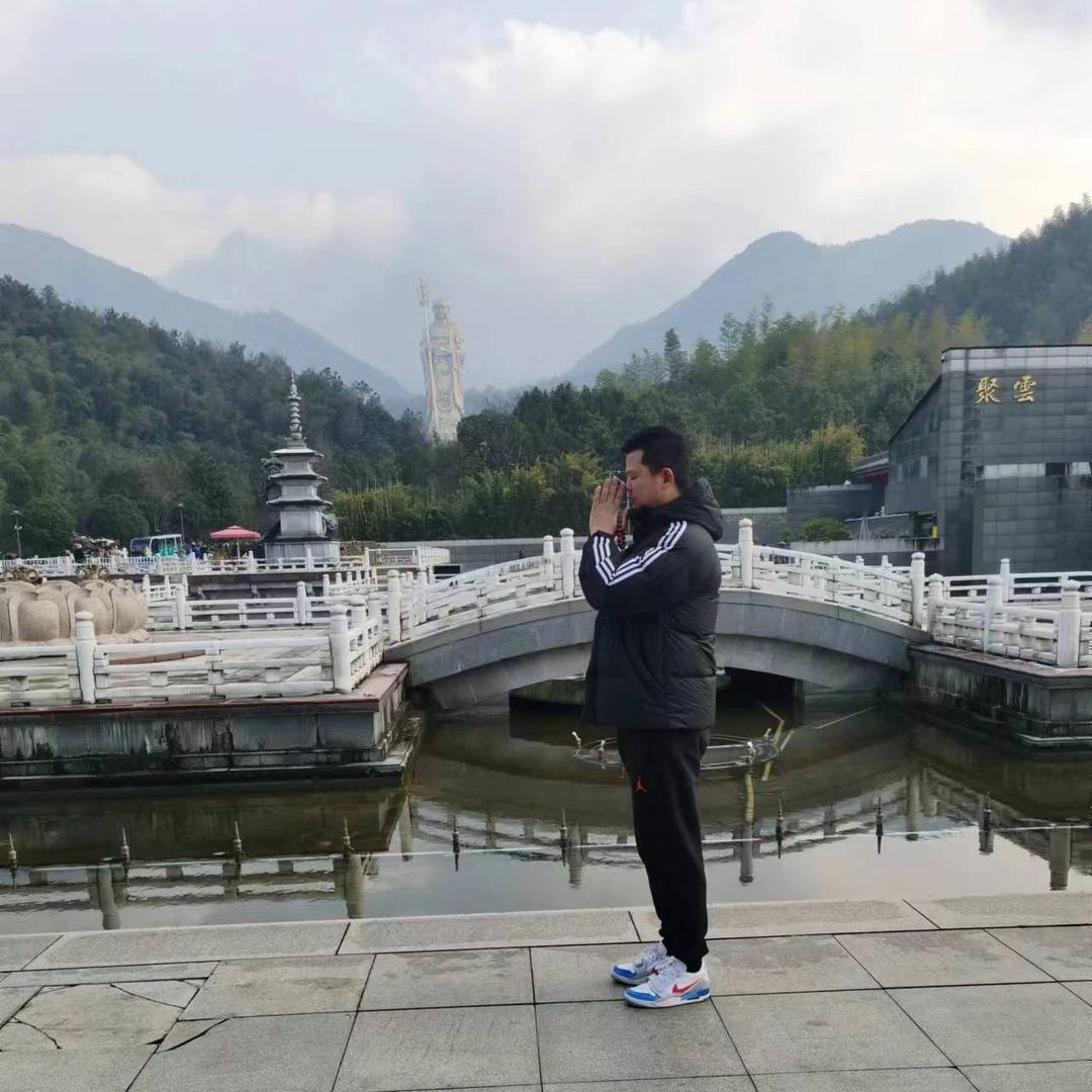 波形护栏老扈—越过山丘