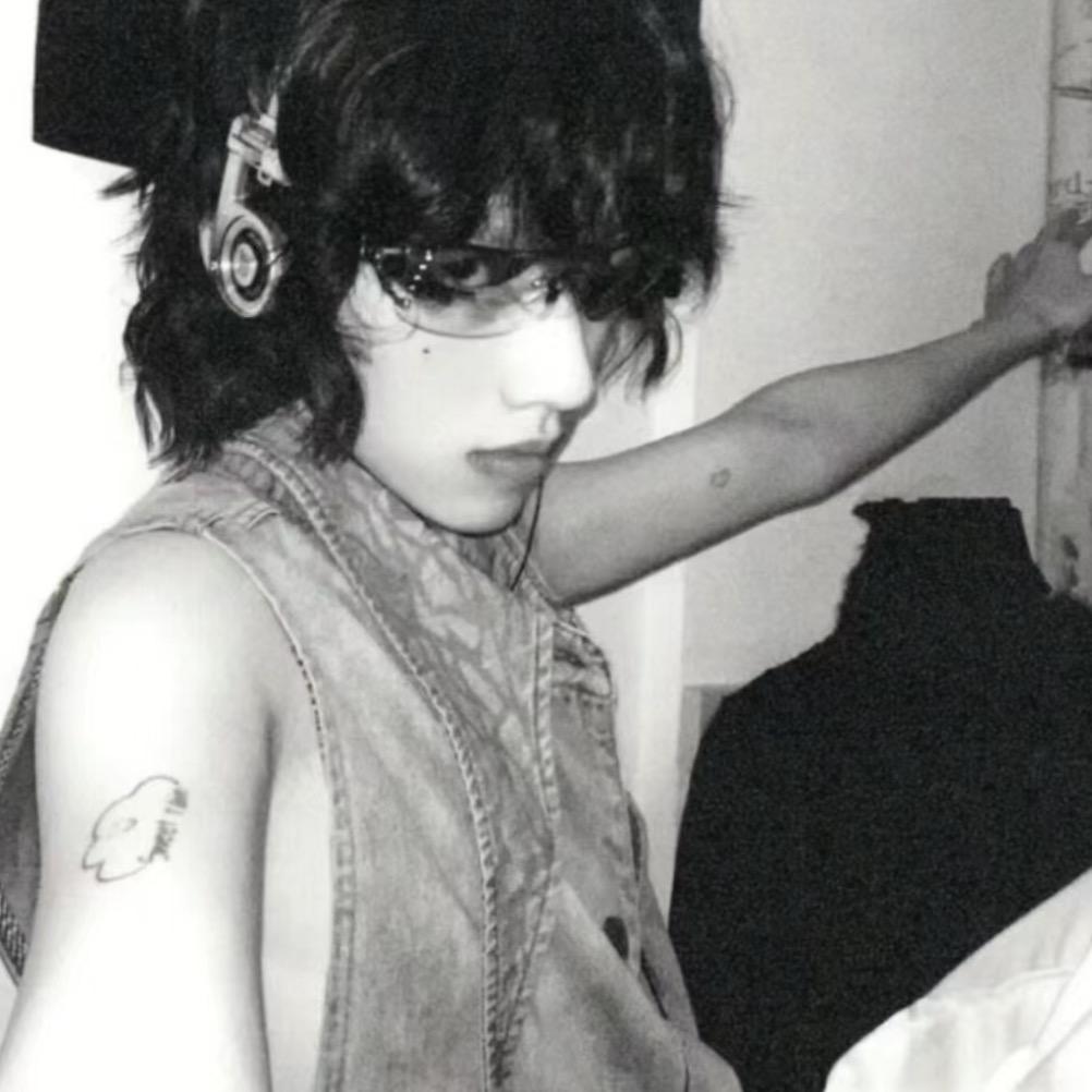 薄荷总裁已经三年没笑了 .