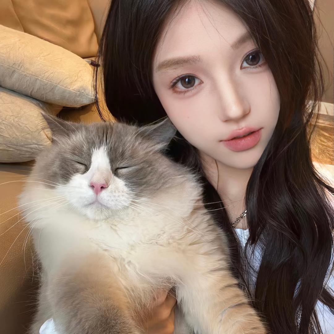 茜.