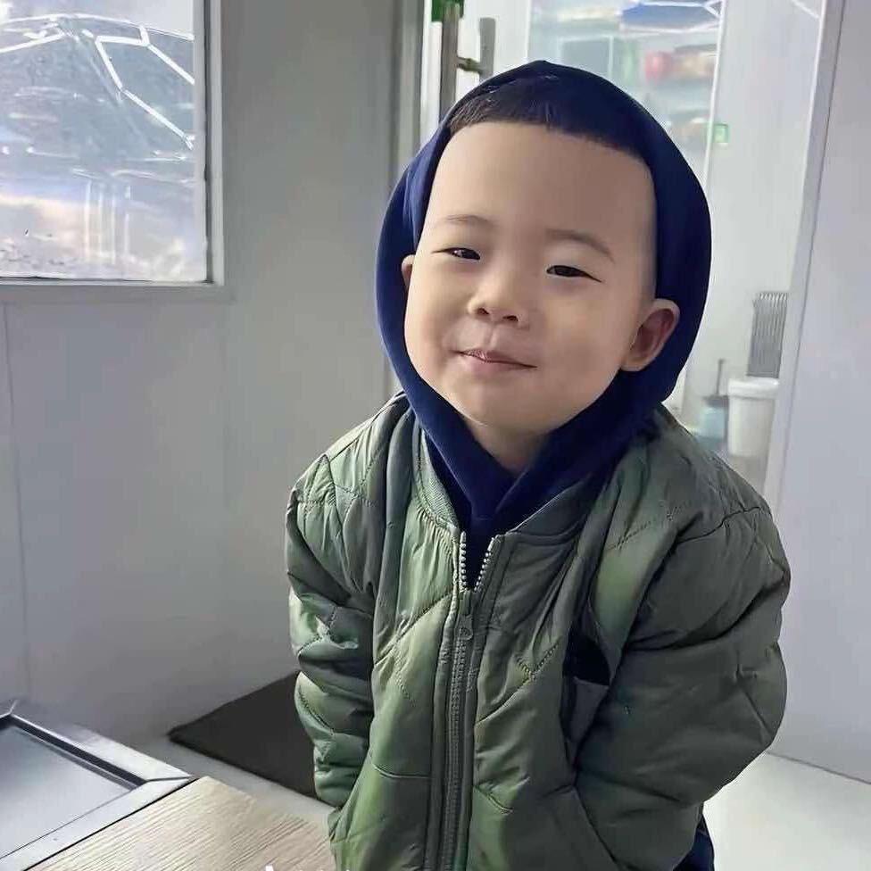 何某.