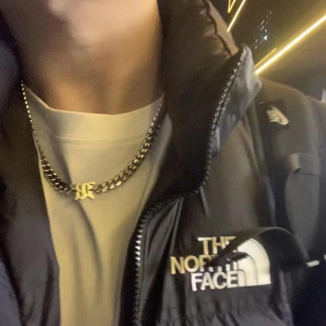挖土豆的小男孩