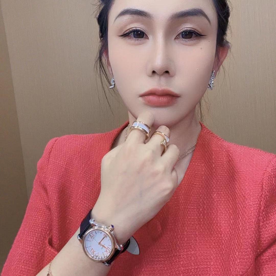 精致的女人看手腕