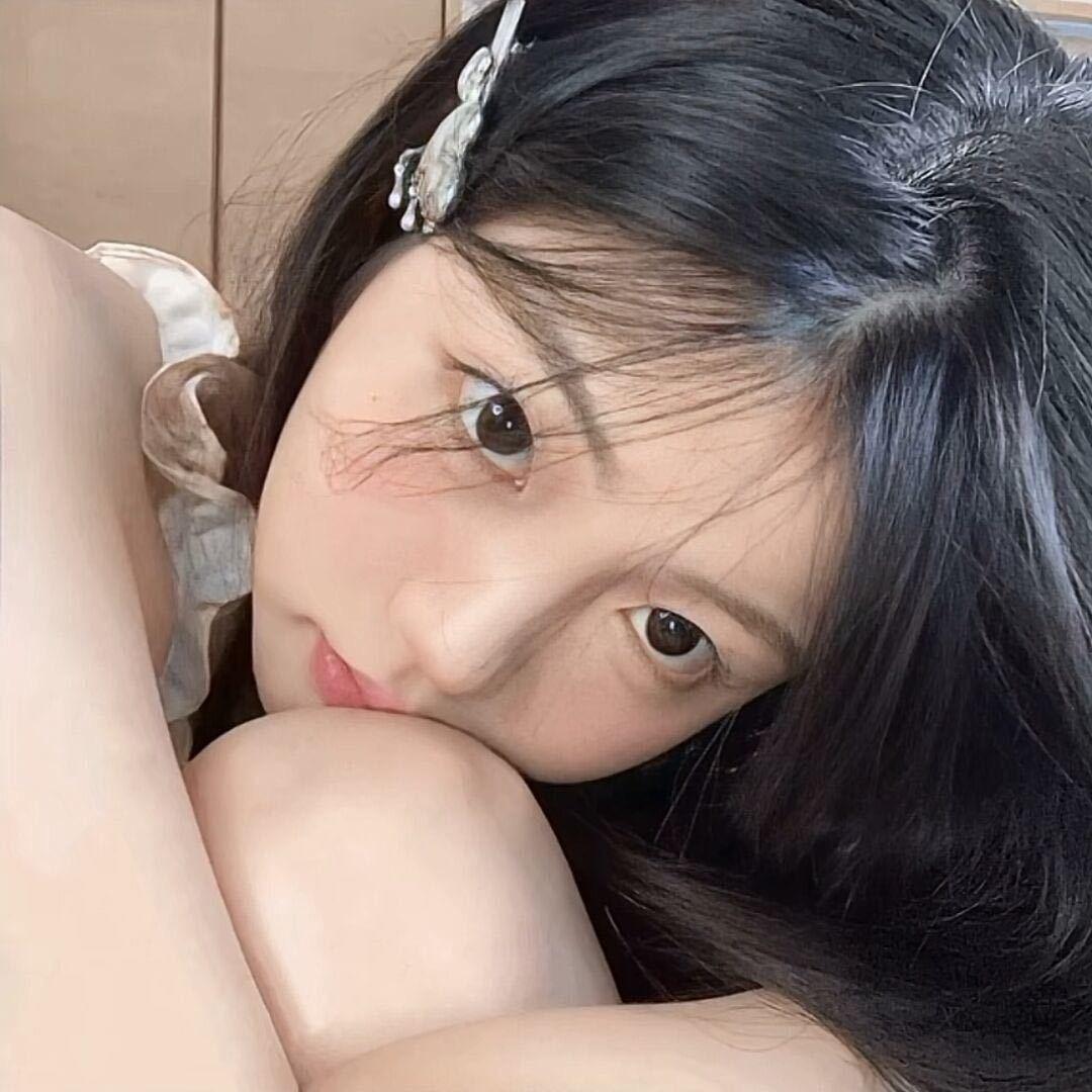 捏捏.