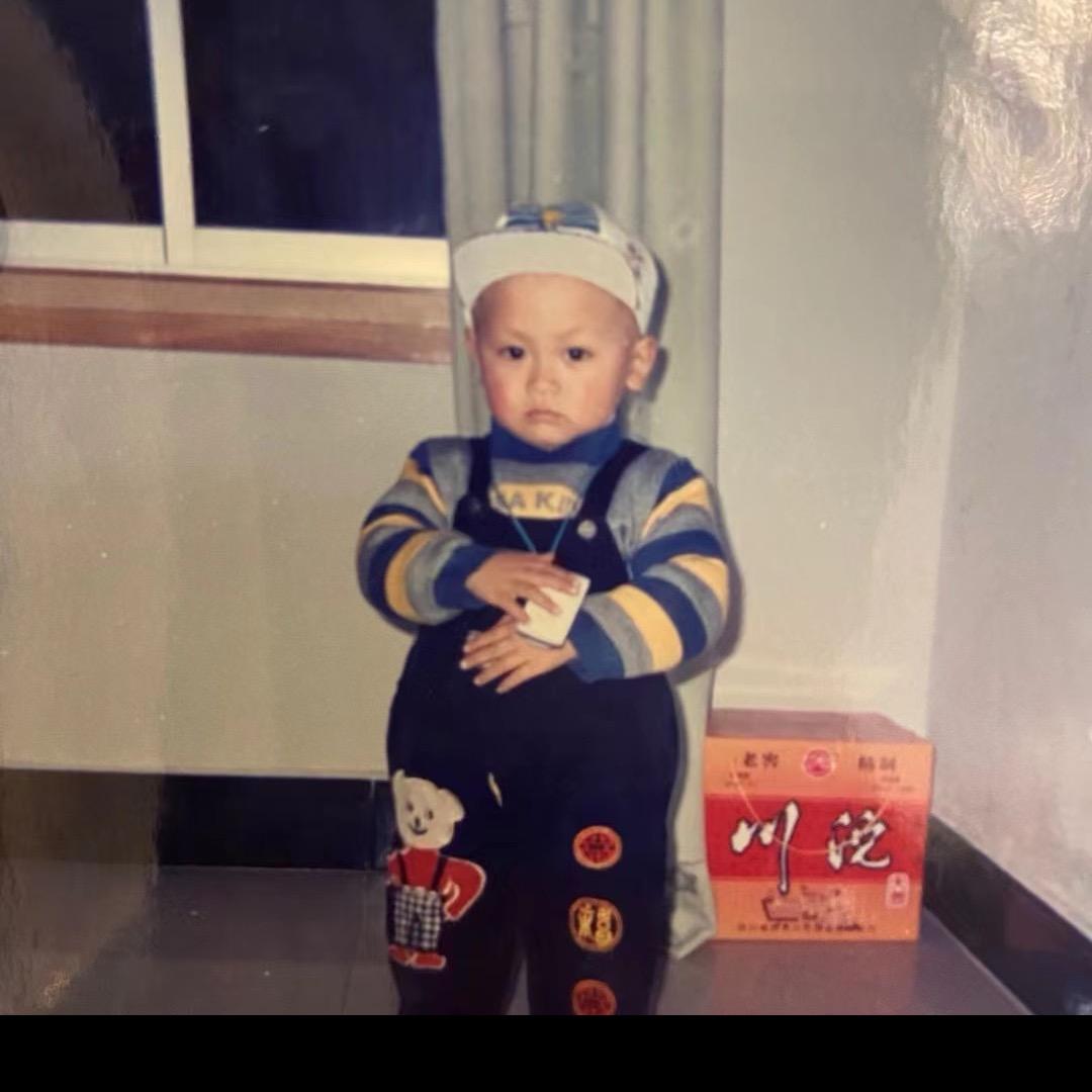 驼背村村长