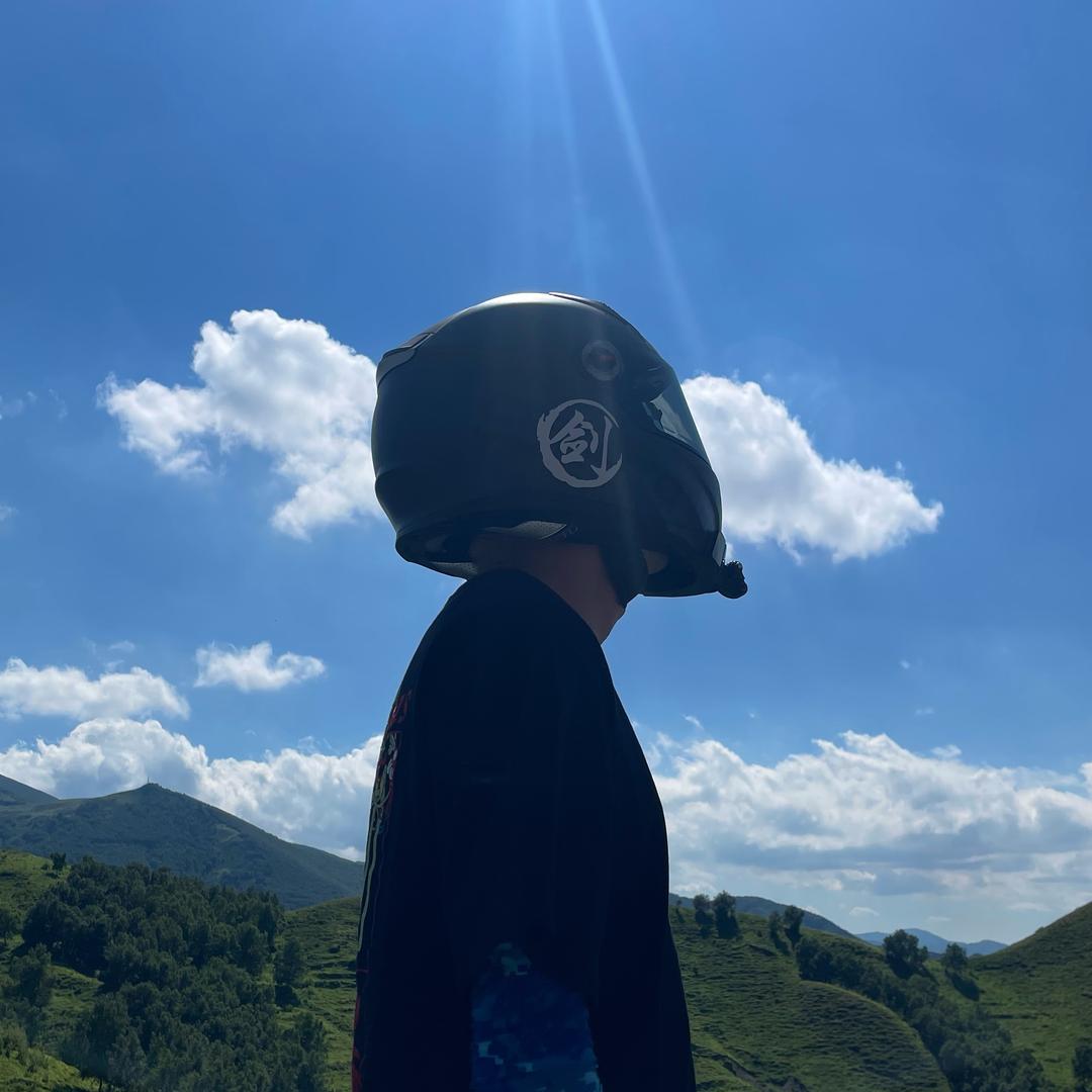 戴着头盔去旅行