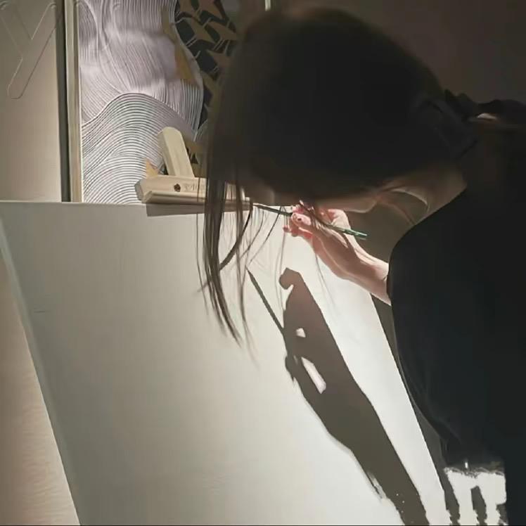 鲁伊爱画画