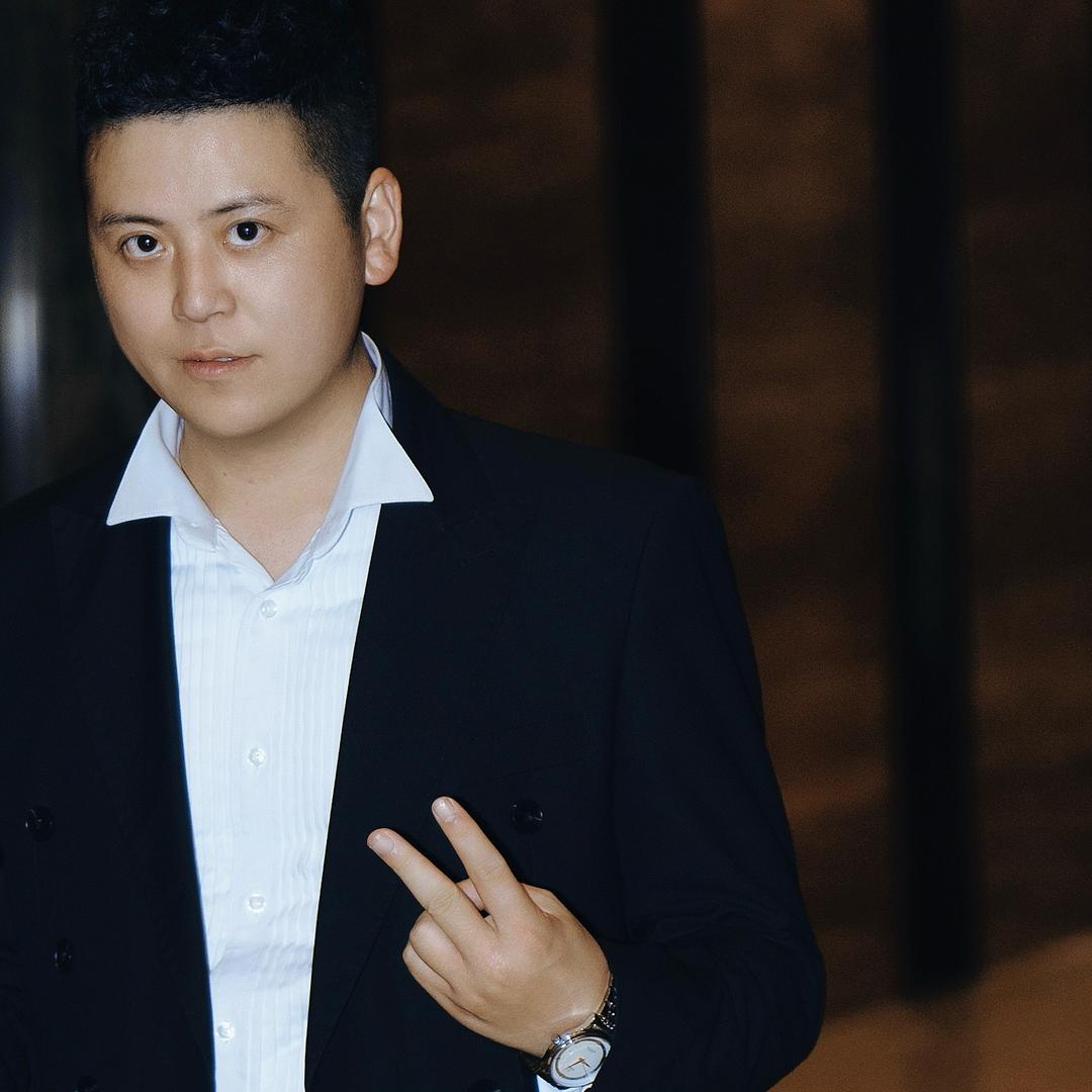 「亚龙」一名普普通通的婚礼司仪