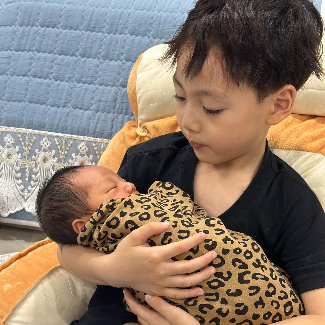 玖元哥哥和旺仔弟弟（月子中）