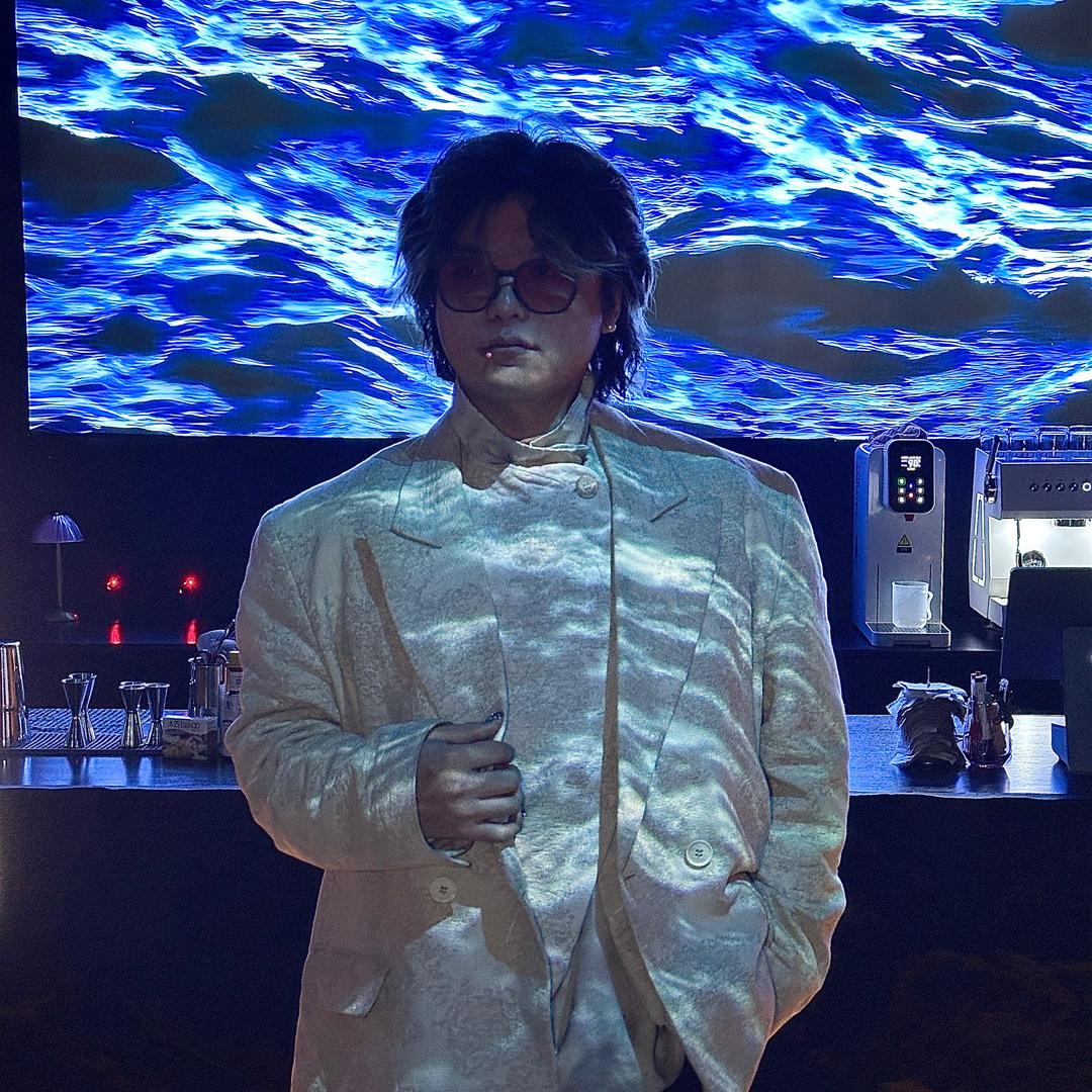 出门追女朋友发现老公在和老婆亲嘴