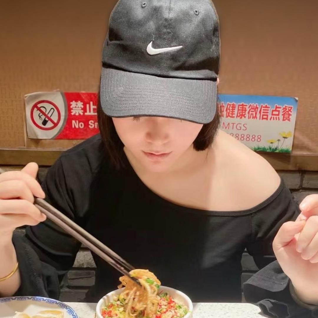 八月衣橱可批发