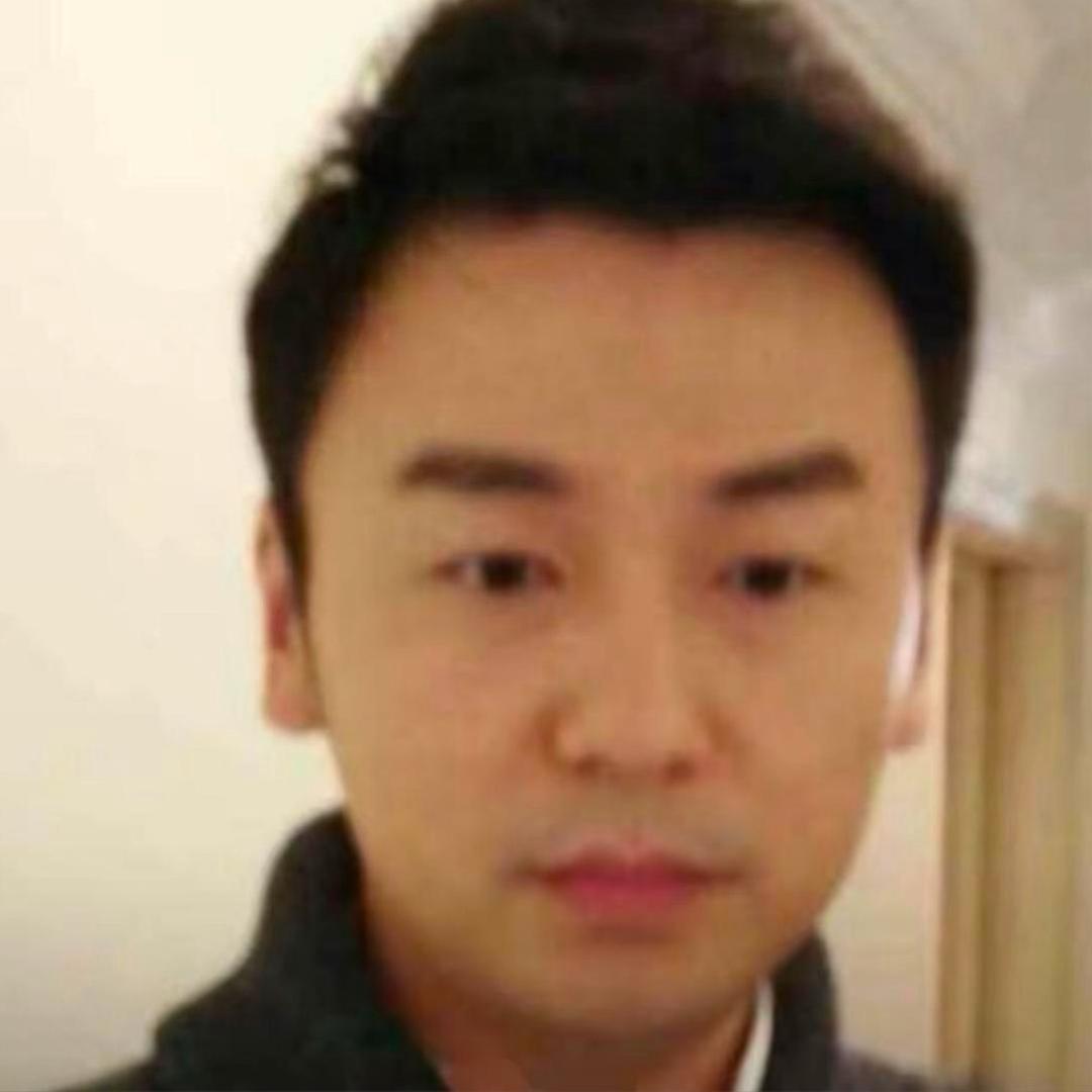 一朵风中摇曳的水仙花