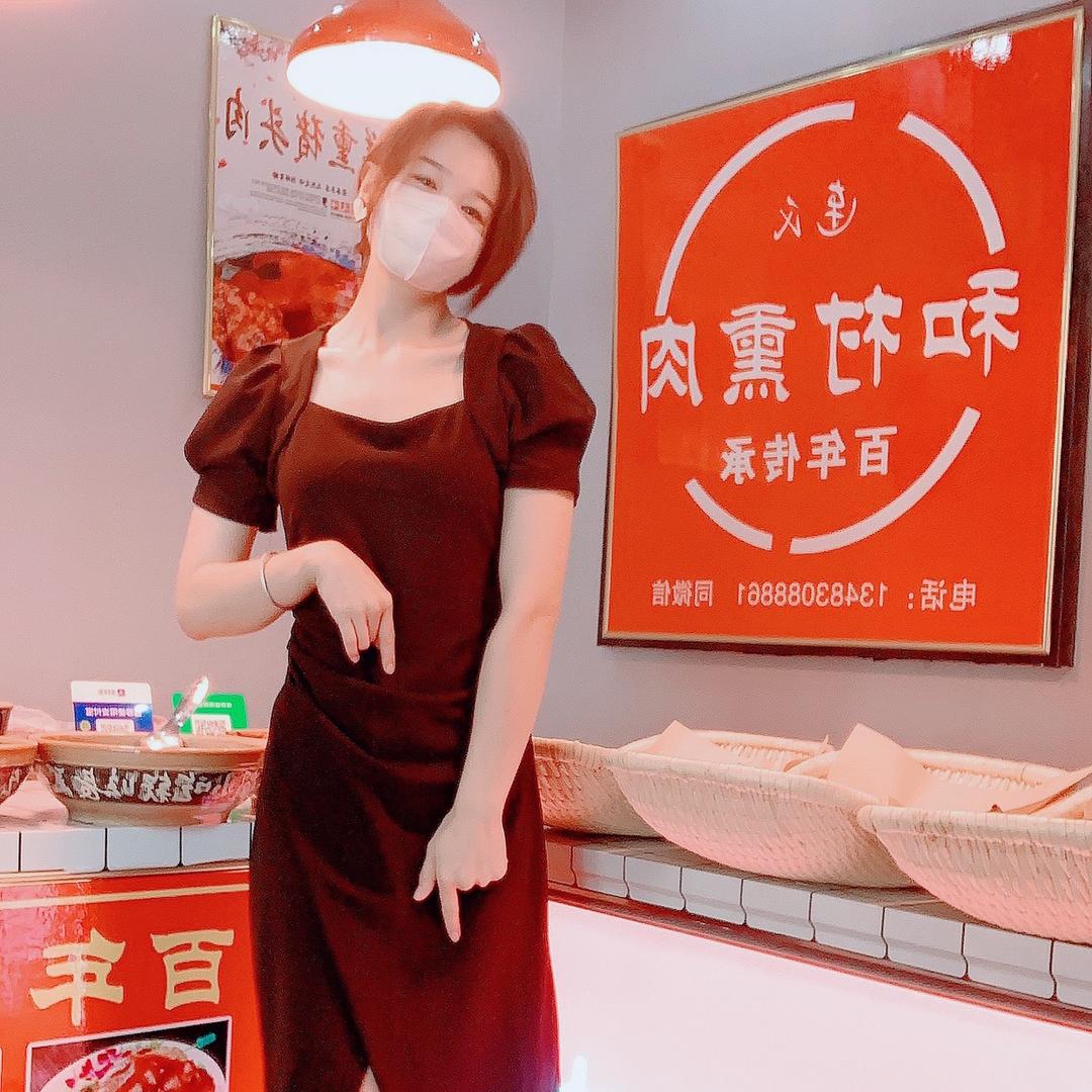 连氏和村熏肉老板娘