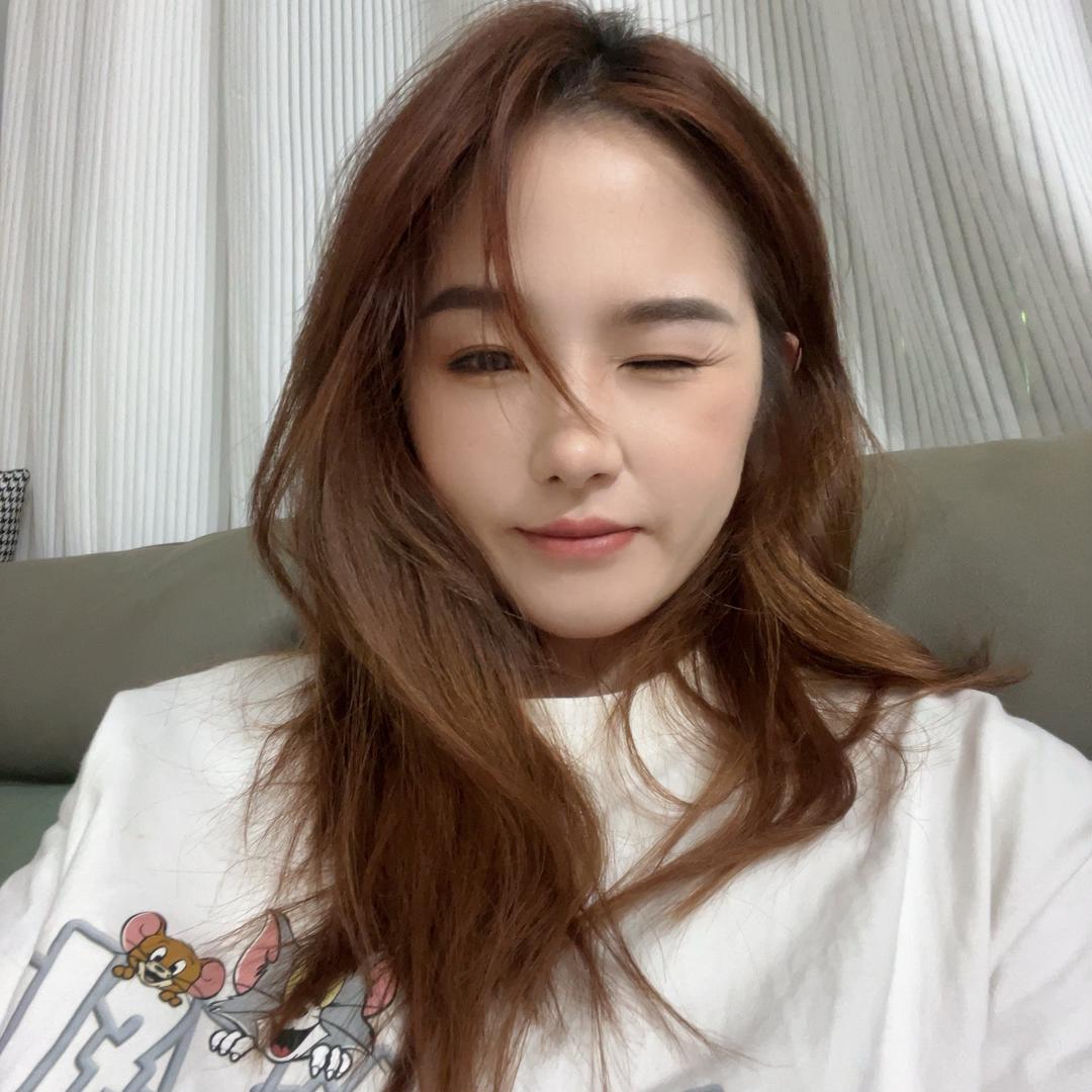 在搓甲的大曼姐~~