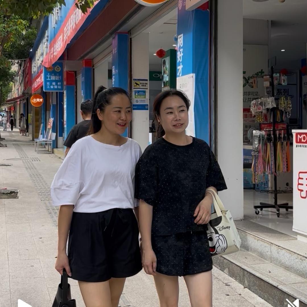 在宁南酷咪哆拉的小莹