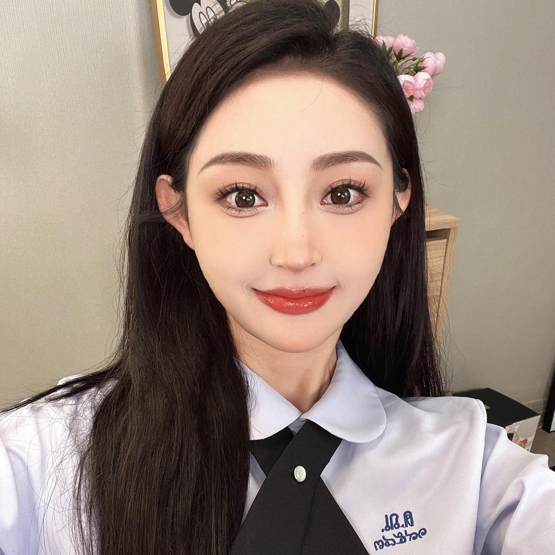 超爱吃的小伊